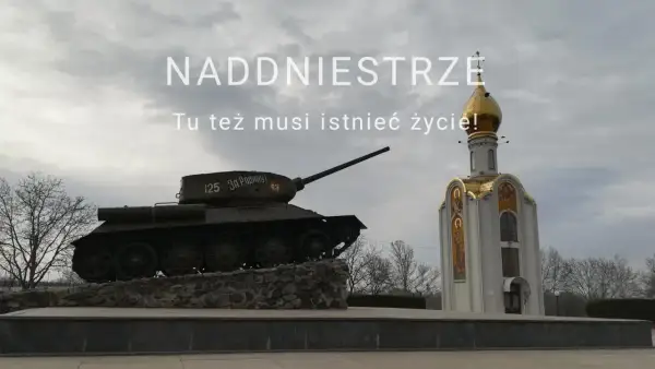 Pomnik czołgu i cerkiew na tle nieba. Naddniestrze, gdzie życie musi istnieć.