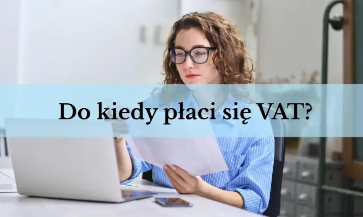 Kobieta w okularach analizuje dokumenty przy laptopie. Pytanie "Do kiedy płaci się VAT?" pojawia się na jasnoniebieskim tle.